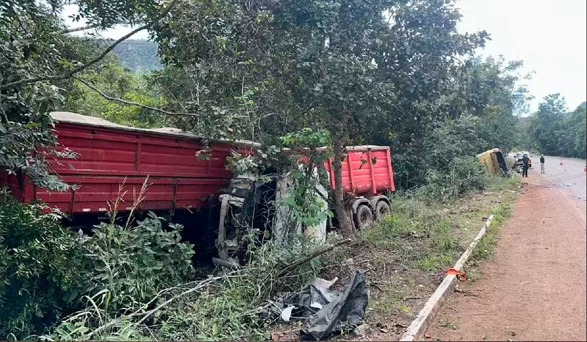 Batida entre van e carreta aconteceu próximo ao povoado Machado.